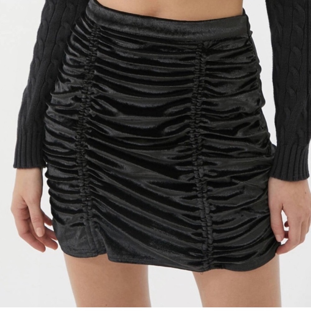 Urban Outfitters Black Velvet Ruched Skirt in a Size Small